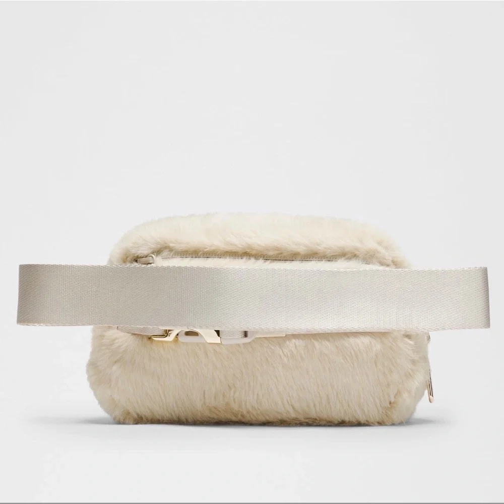 🆕 LULULEMON Everywhere Belt Bag Plush Fleece *Rhinestone Logo! NEW Ivory/Gold - Picture 5 of 17